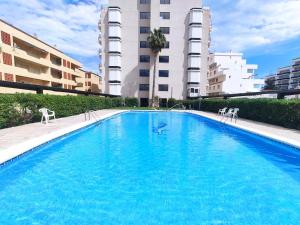 Bazén v ubytovaní Apartamentos Surfing 3000 alebo v jeho blízkosti + 19 fotografií