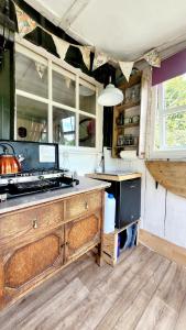 Una cocina con encimera de madera en una habitación. en Treguth Glamping Unique Experience - Themed Huts, en Saint Day