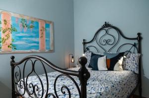 a bedroom with a bed with blue walls at Villa Anna - Bike Friendly in Buonconvento