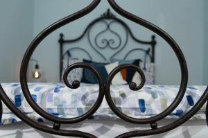 a close up of a metal bed frame at Villa Anna - Bike Friendly in Buonconvento +32 photos