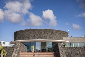 a large circular building with a round roof at Caybeach Papagayos in Playa Blanca +1 photo