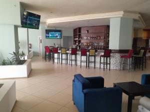 TV a/nebo společenská místnost v ubytování L'Amitié Hôtel N'Djamena
