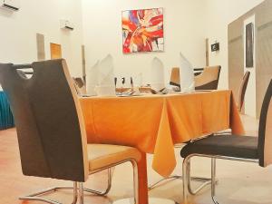 Posezení v ubytování L'Amitié Hôtel N'Djamena