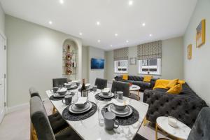 a living room with a table and a couch at Chic 2 Bed Maisonette in Mayfair 32A in London