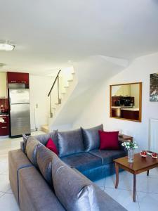 A seating area at Maria's City Villa
