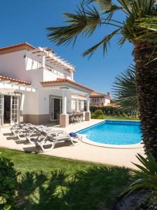 Πισίνα στο ή κοντά στο Beautiful villa newly renovated in 2024 on top Portuguese resort