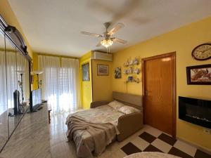 A television and/or entertainment centre at Apartament Montana