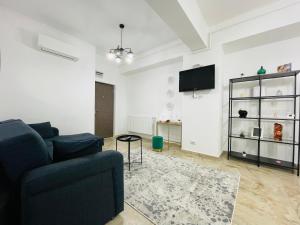 ein Wohnzimmer mit Sofa und Fernseher in der Unterkunft Charming apartment near Palass Mall in Iaşi