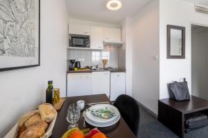 Nemea Appart Hotel Toulouse Aéroport的厨房或小厨房
