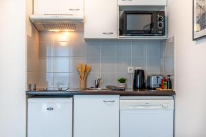 Nemea Appart Hotel Toulouse Aéroport的厨房或小厨房
