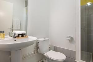 Nemea Appart Hotel Toulouse Aéroport的一间浴室