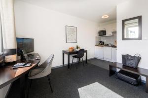 Nemea Appart Hotel Toulouse Aéroport的厨房或小厨房