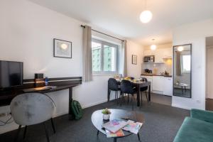 Nemea Appart Hotel Toulouse Aéroport的厨房或小厨房