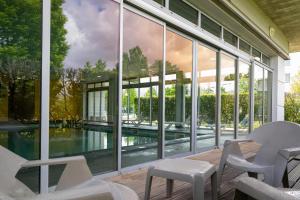 Bazén v ubytování Nemea Appart Hotel Toulouse Aéroport nebo v jeho okolí