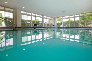 Nemea Appart Hotel Toulouse Aéroport内部或周边的泳池