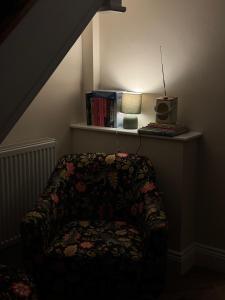 a living room with a couch and a lamp at Chestnut Cottage Ravensworth in Richmond