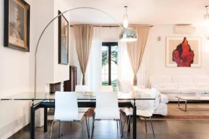 A seating area at Villa il Cedro