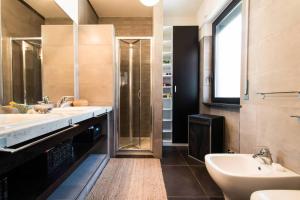 A bathroom at Villa il Cedro