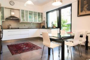 A kitchen or kitchenette at Villa il Cedro