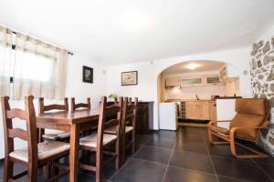 A kitchen or kitchenette at Villa il Cedro