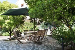 A garden outside Villa il Cedro