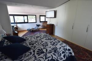 A bed or beds in a room at Villa il Cedro