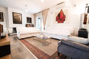 A seating area at Villa il Cedro