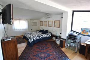 A bed or beds in a room at Villa il Cedro