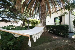 A garden outside Villa il Cedro