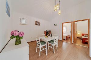 Postel nebo postele na pokoji v ubytování Robinson House Zrnovo (3637)