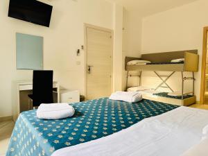 Llit o llits en una habitació de Maniel Beach Hotel