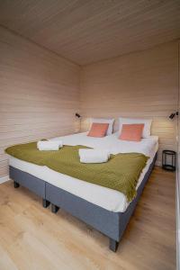 Postel nebo postele na pokoji v ubytování BED & BIKE Resort Trzęsacz - domki, sauna, jacuzzi & rowery