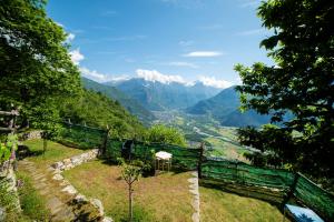 a view of a valley with mountains in the background at Camping BODENGO RANGET in Gordona