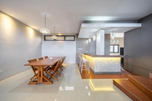 努沙杜瓦Aradhia Villa Nusa Dua的带桌椅的餐厅和厨房