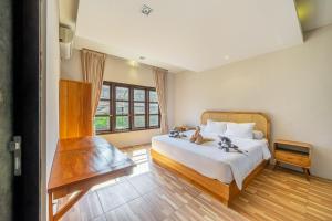 努沙杜瓦Aradhia Villa Nusa Dua的一间卧室，配有一张大床和一扇窗户。