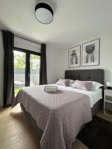 Un dormitorio con una cama grande con una manta blanca. en Apartment Oris, Private Parking, Garden, en Zadar