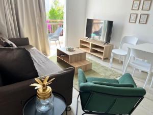 Χώρος καθιστικού στο Margarita Gardens two 1bed flats 500m from sea