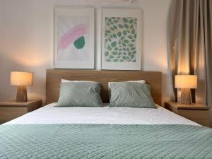 Ένα ή περισσότερα κρεβάτια σε δωμάτιο στο Margarita Gardens two 1bed flats 500m from sea