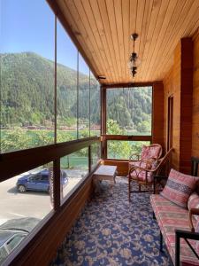 un soggiorno con una grande finestra con vista di Dunya Residence a Uzungöl