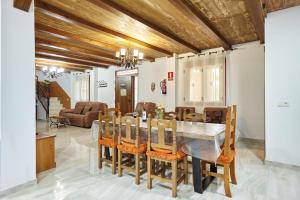 a dining room with a table and chairs at Alojamiento Rural Soler in Pozo Alcón
