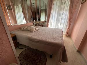 A bed or beds in a room at Apartament Montana