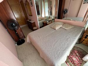 A bed or beds in a room at Apartament Montana