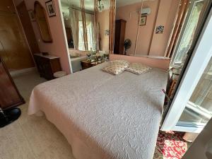 A bed or beds in a room at Apartament Montana