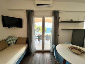 Vila Vera Seafront Apartments的电视和/或娱乐中心