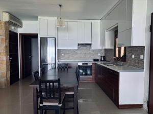 Kuchyň nebo kuchyňský kout v ubytování Villa by Athos Cape