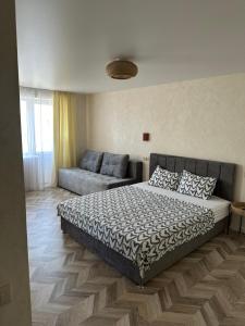 1 dormitorio con 1 cama y 1 sofá en Terracotta en Kremenchuk