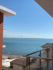a view of the ocean from a balcony at Banesa me Qera 15,36 Rana Hedhun in Lezhë
