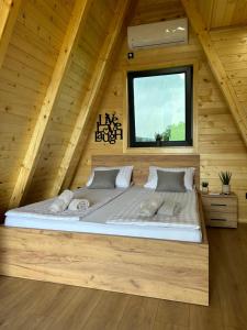 Postel nebo postele na pokoji v ubytování Honey Glamping Resort with jacuzzi