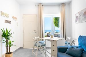 Posezení v ubytování WintowinRentals Dream Home on the beachfront