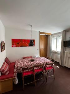 Ένα ή περισσότερα κρεβάτια σε δωμάτιο στο L'altra casa del Cervino